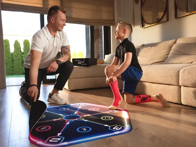 En forælder og et barn folder måtten ud i stuen